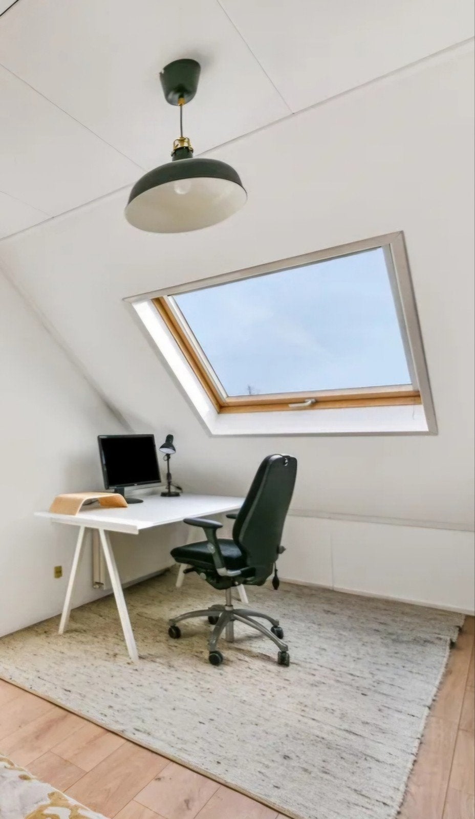 Groot wit IKEA bureau met kabelhouders, Huis en Inrichting, Spaanplaat of MDF, Ophalen of Verzenden, Zo goed als nieuw, IKEA