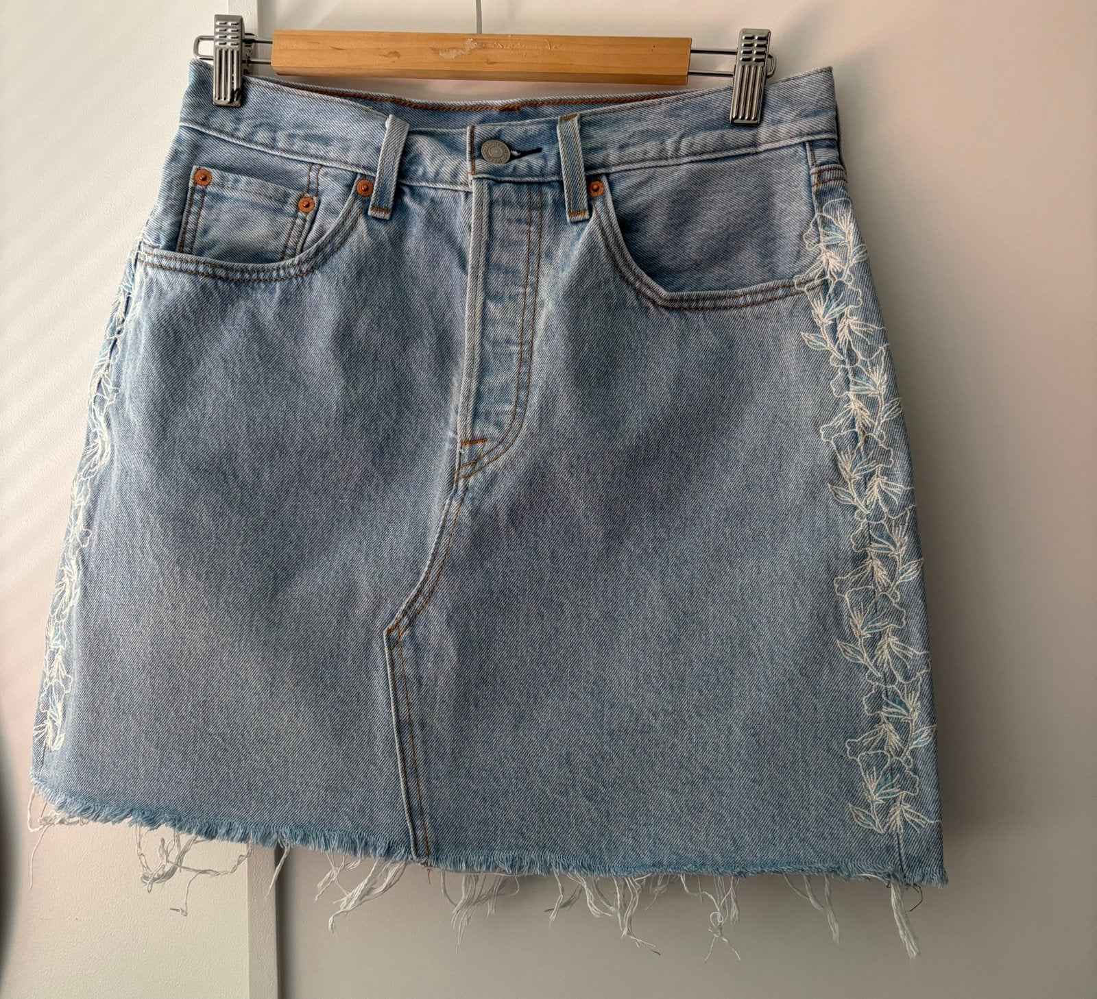 Levi's Deconstructed denim rok skirt met borduursel mt 28, Blauw, Ophalen of Verzenden, Zo goed als nieuw, Maat 36 (S)