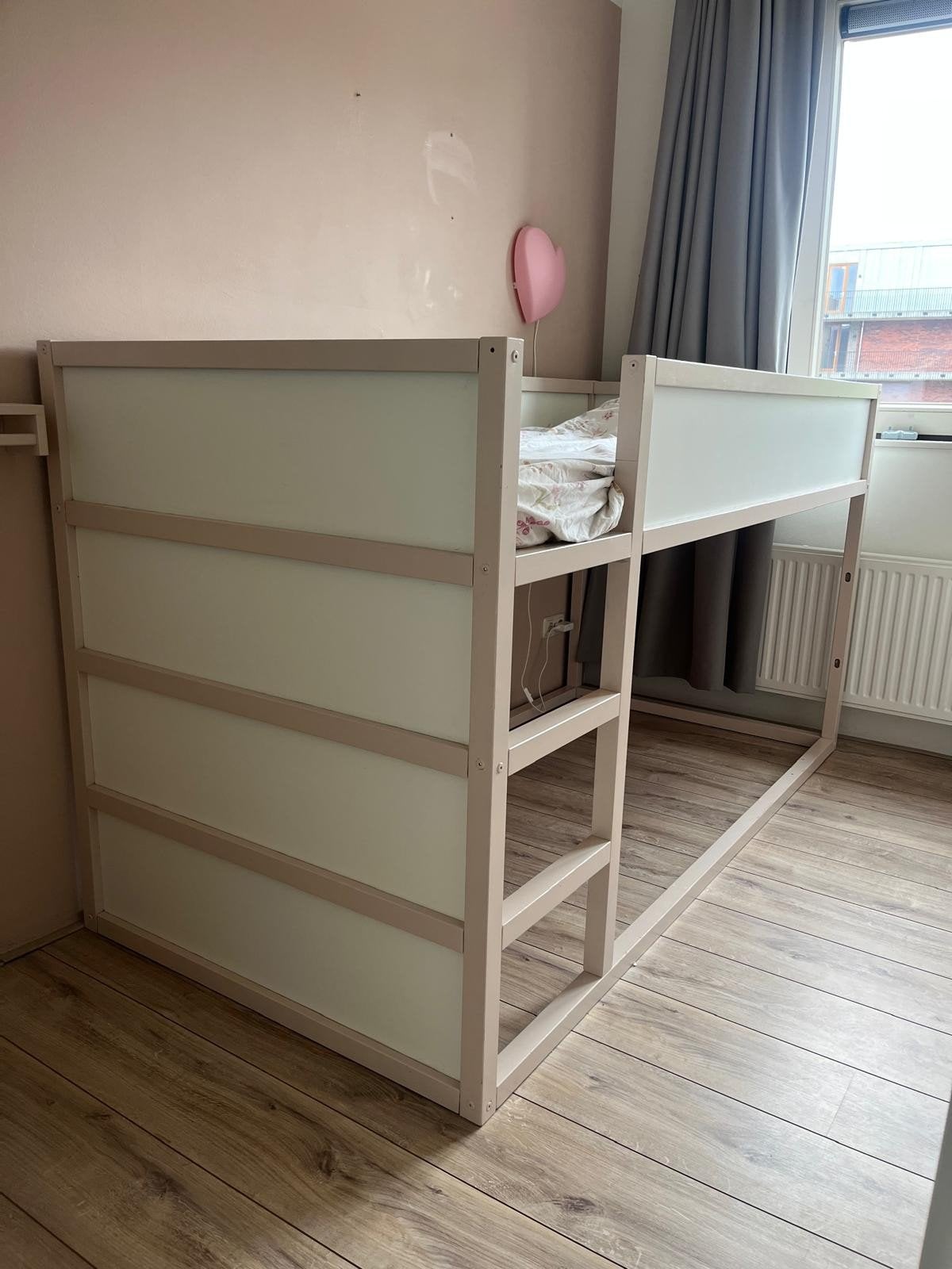 Ikea kura bed met speelgordijn, Huis en Inrichting, Slaapkamer | Stapelbedden en Hoogslapers, Ophalen, Gebruikt, 90 cm, Eenpersoons