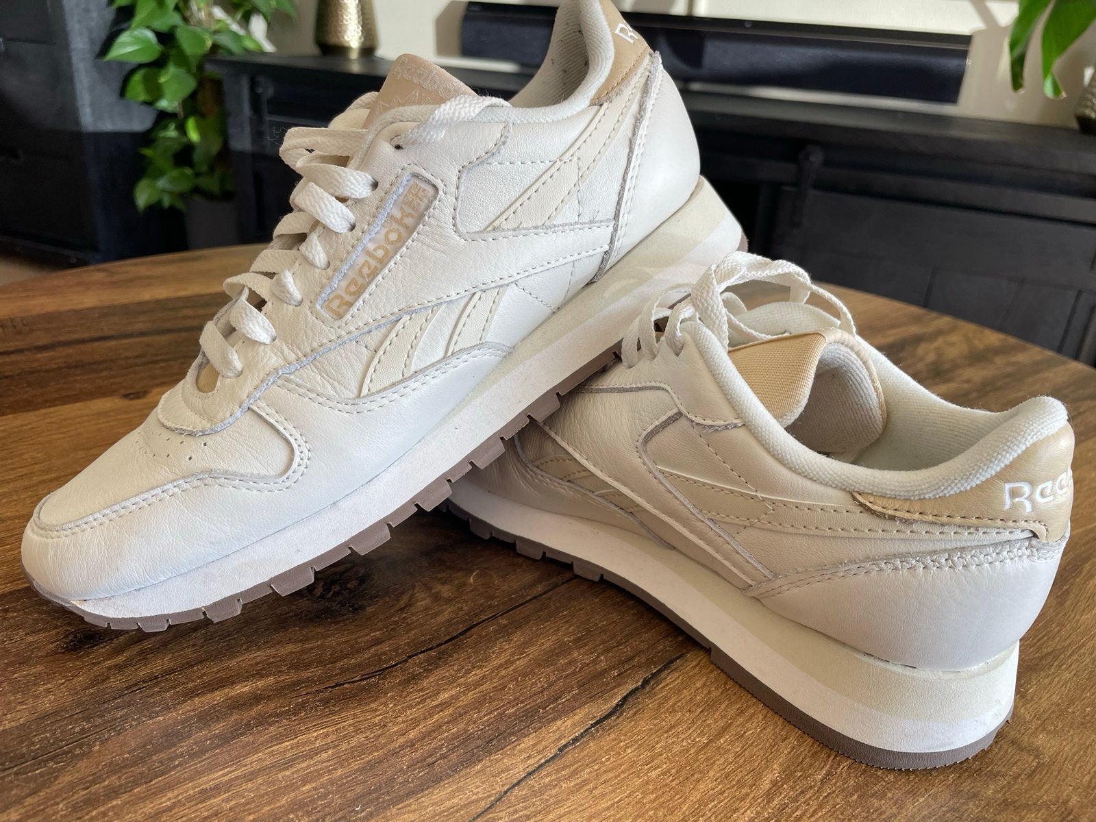 Reebok Classic Leather Sneakers - Maat 39, Ophalen, Zo goed als nieuw, Beige, Sneakers of Gympen
