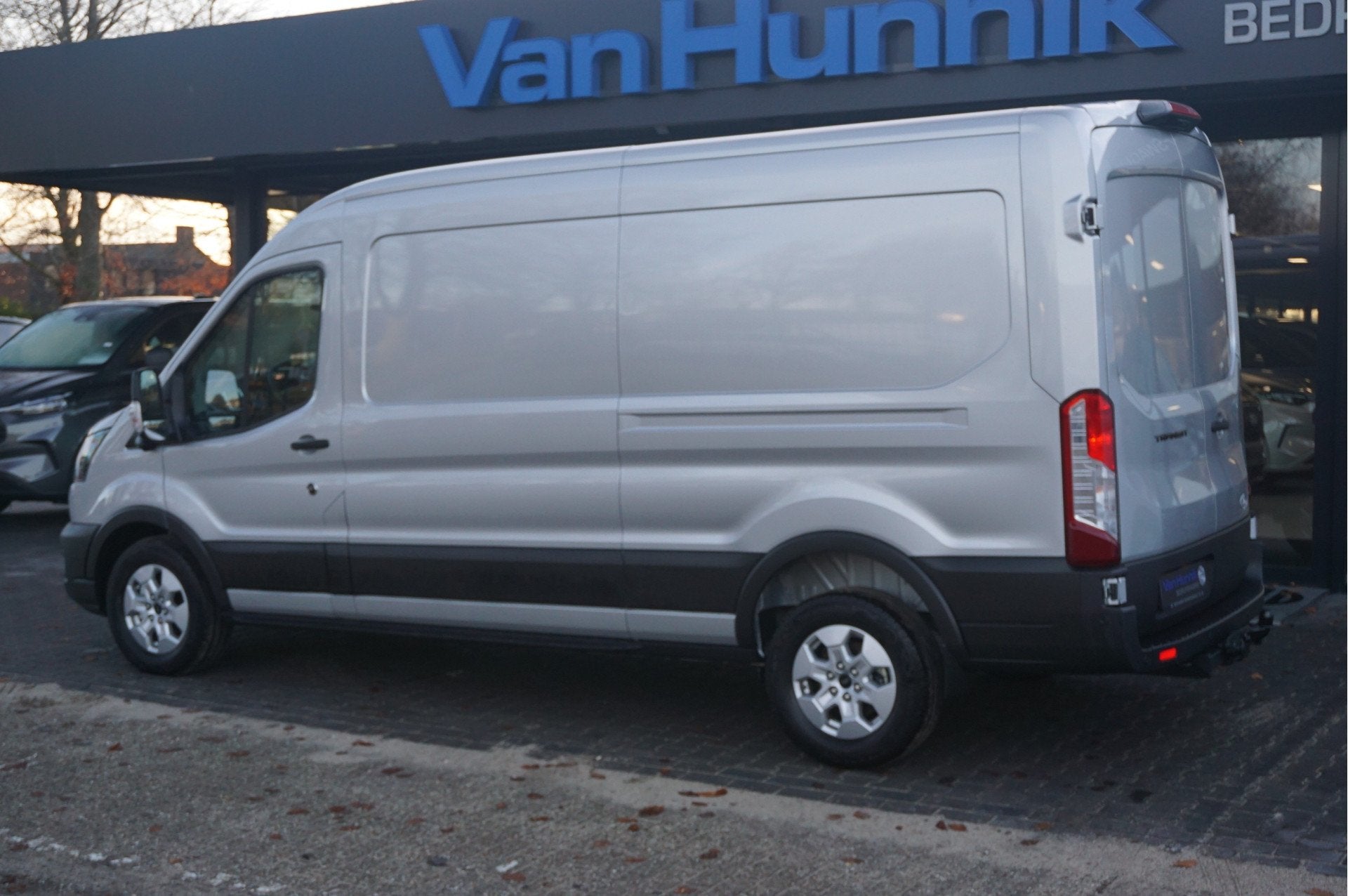 Ford Transit 350L 130PK AUT L3H2 BPM VRIJ! Sync4 Navi, 360 C, 4 cilinders, Met garantie (alle), 2800 kg, 2100 kg