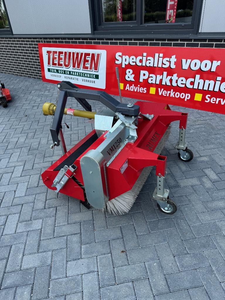 Rumex driepunt aftakas veegmachine, demomachine, Tuin en Terras, Veegmachines, Mertstraat 5, Rumex, Verkoop@teeuwentuinmachines.nl