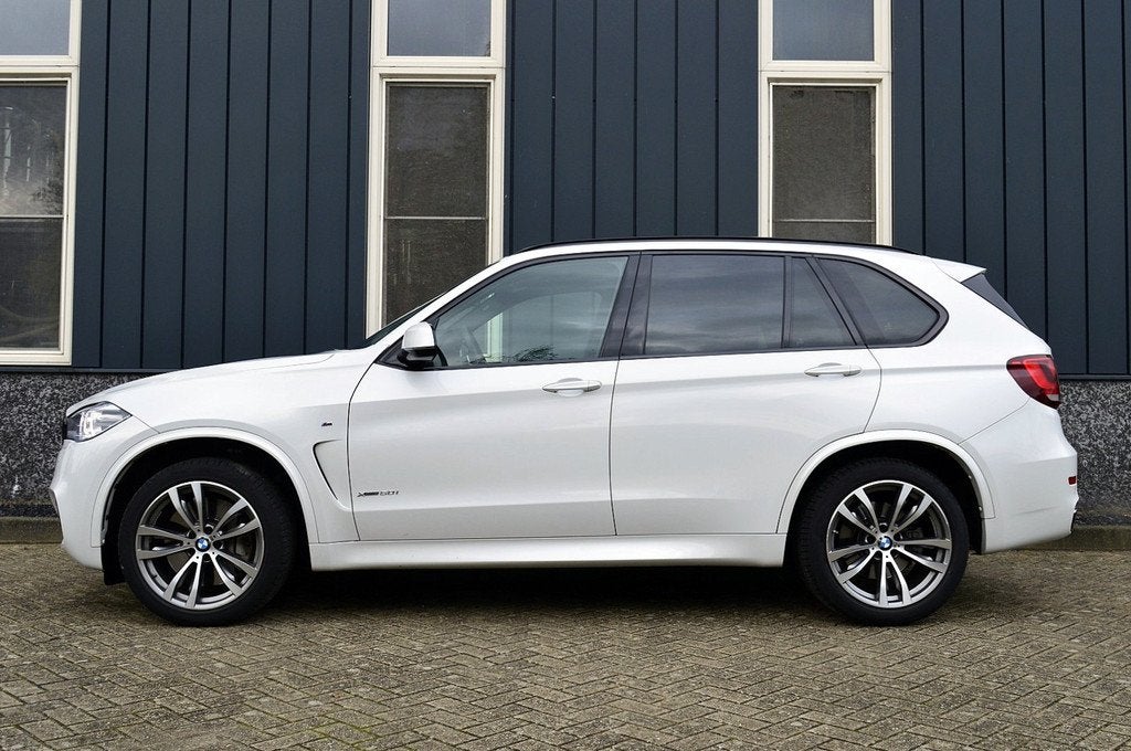 BMW X5 xDrive50i High Executive 7p. Rijklaarprijs-Garantie P, Auto's, BMW, Automaat, Gebruikt, 7 stoelen, Wit