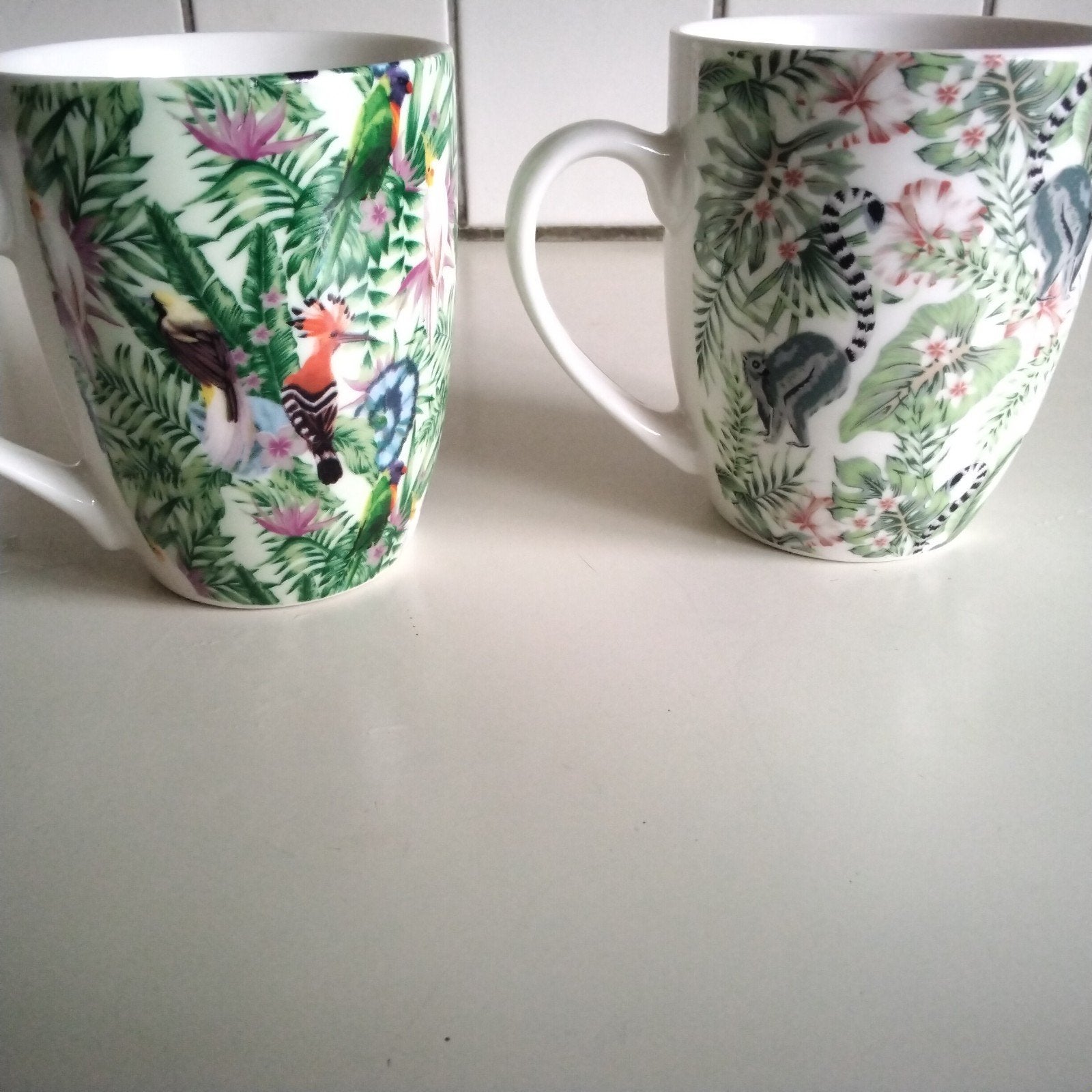 2 leuke tropical mokken apen en vogels, Huis en Inrichting, Keuken | Servies, Ophalen of Verzenden, Overige stijlen, Kop(pen) en/of Schotel(s)