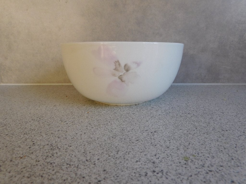 Schaal 17 cm. New Bone China Lathyrus Margriet, Ophalen of Verzenden, Overige stijlen, Porselein, Schaal of Schalen
