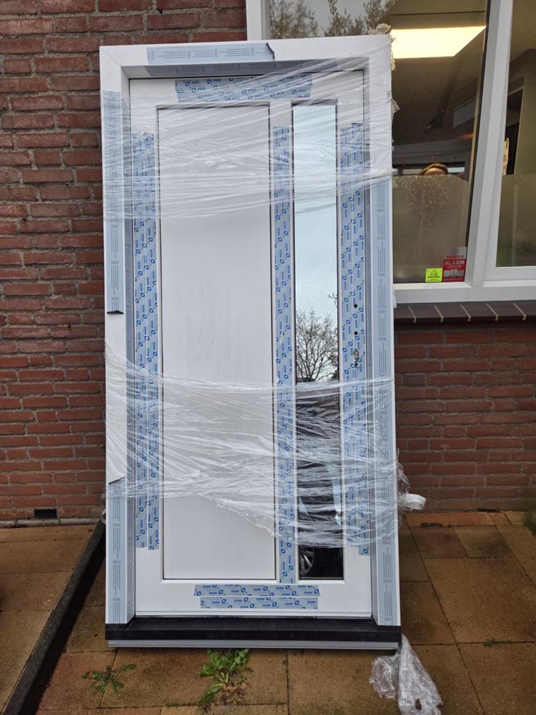 Nieuwe kunststof buitendeur met glas 101x215, Doe-het-zelf en Verbouw, Deuren en Horren, Ophalen of Verzenden