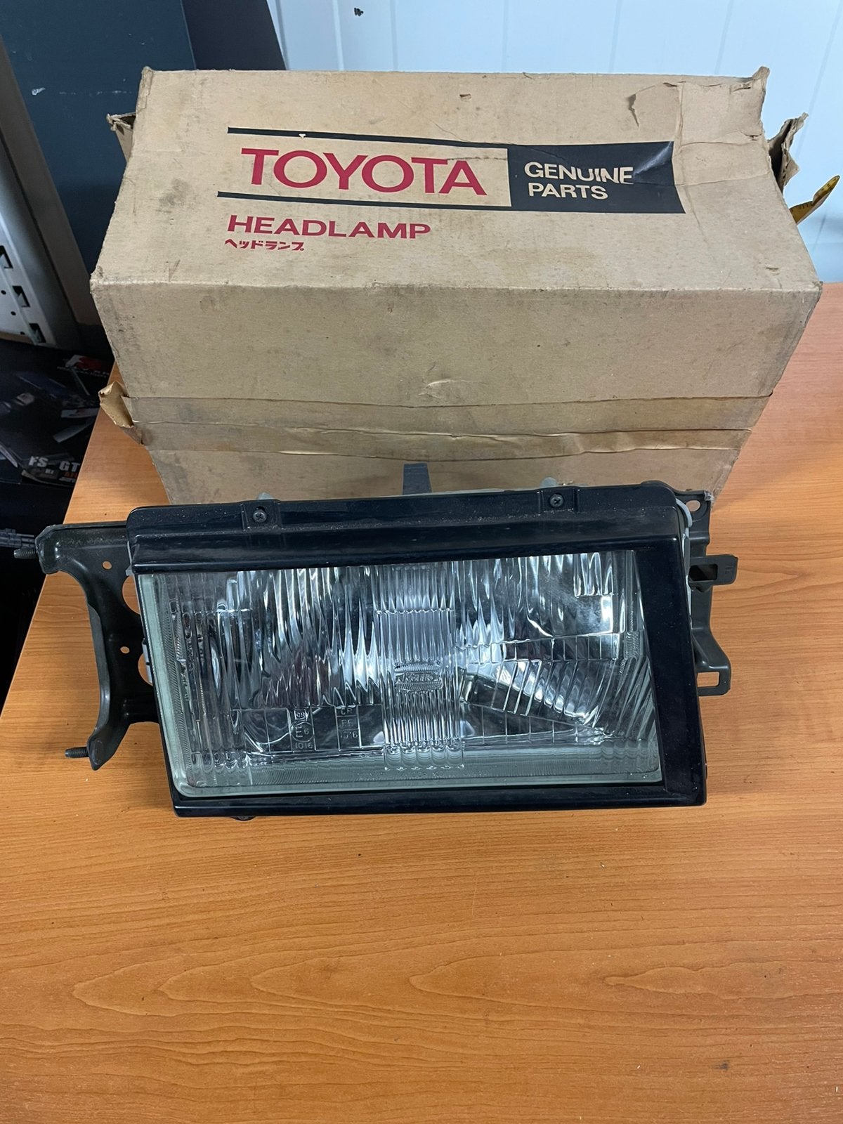 Toyota carina ta60 rechter koplamp nieuw 81110-80128, Ophalen of Verzenden, Nieuw, Toyota