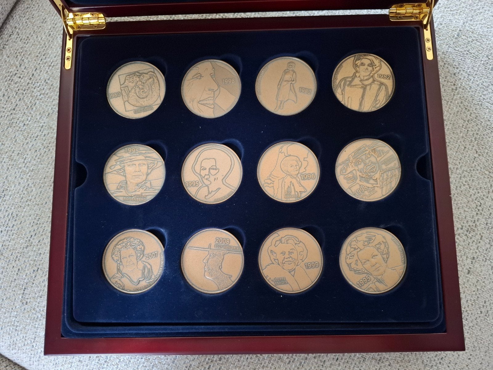 Kistje met 12 herdenkingspenningen 30 jaar Beatrix 1980-2010, Ophalen of Verzenden, Brons, Nederland