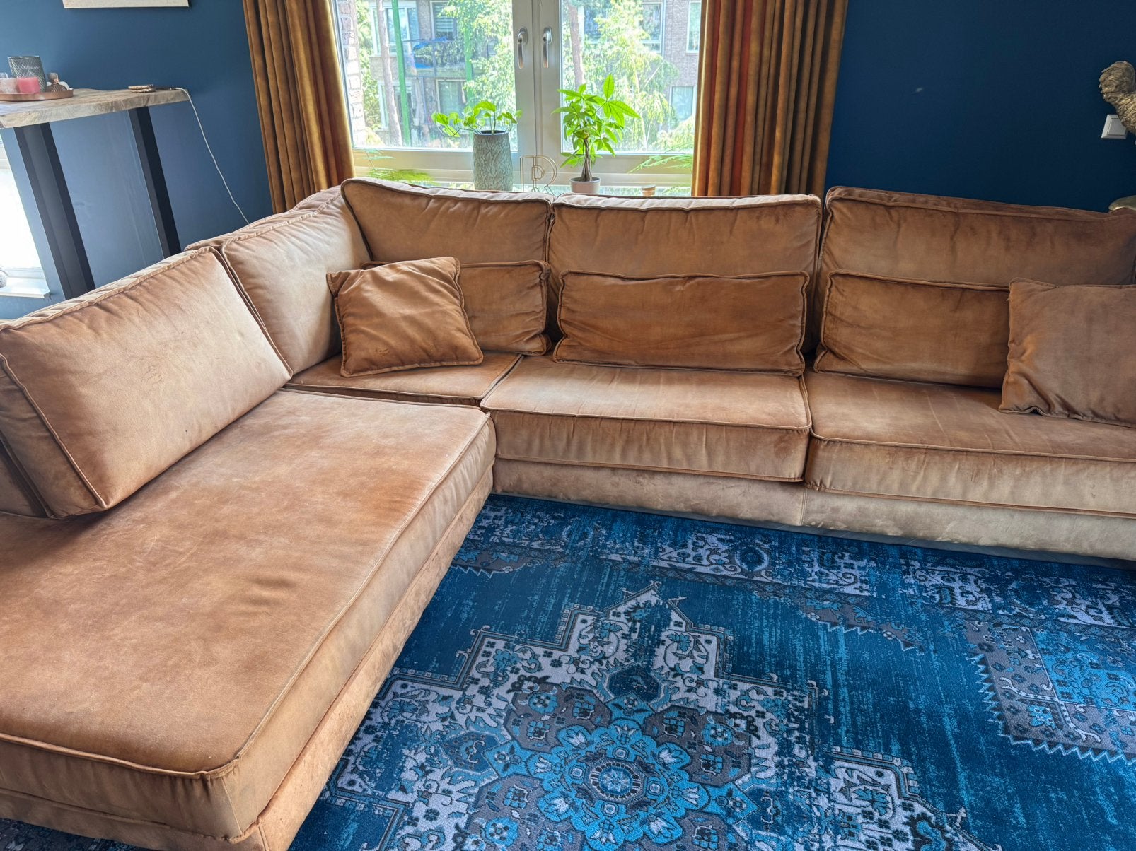 Grote cognac velours hoekbank incl. kussens evt. met gordijn, Huis en Inrichting, Banken | Complete zithoeken, Ophalen, Gebruikt