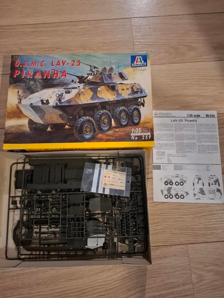 Bouwdoos USMC LAV-25 Piranha 1/35, Ophalen of Verzenden, 1:32 tot 1:50, Tank, Overige merken