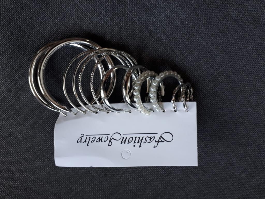 Nieuw in verpakking set 12 delige oorringen / oorbellen, Ophalen, Nieuw, Zilver