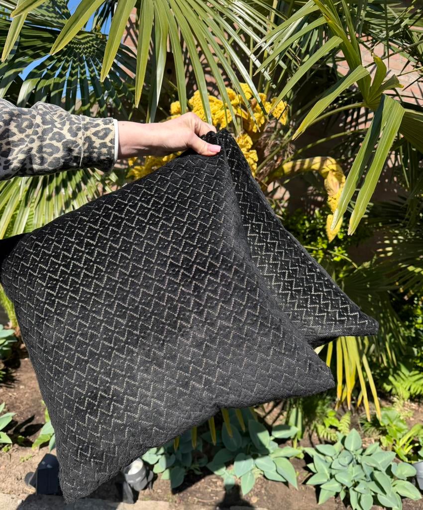 2 kussens zwart, Huis en Inrichting, Woonaccessoires | Kussens, Ophalen of Verzenden, Zo goed als nieuw, Zwart, Vierkant
