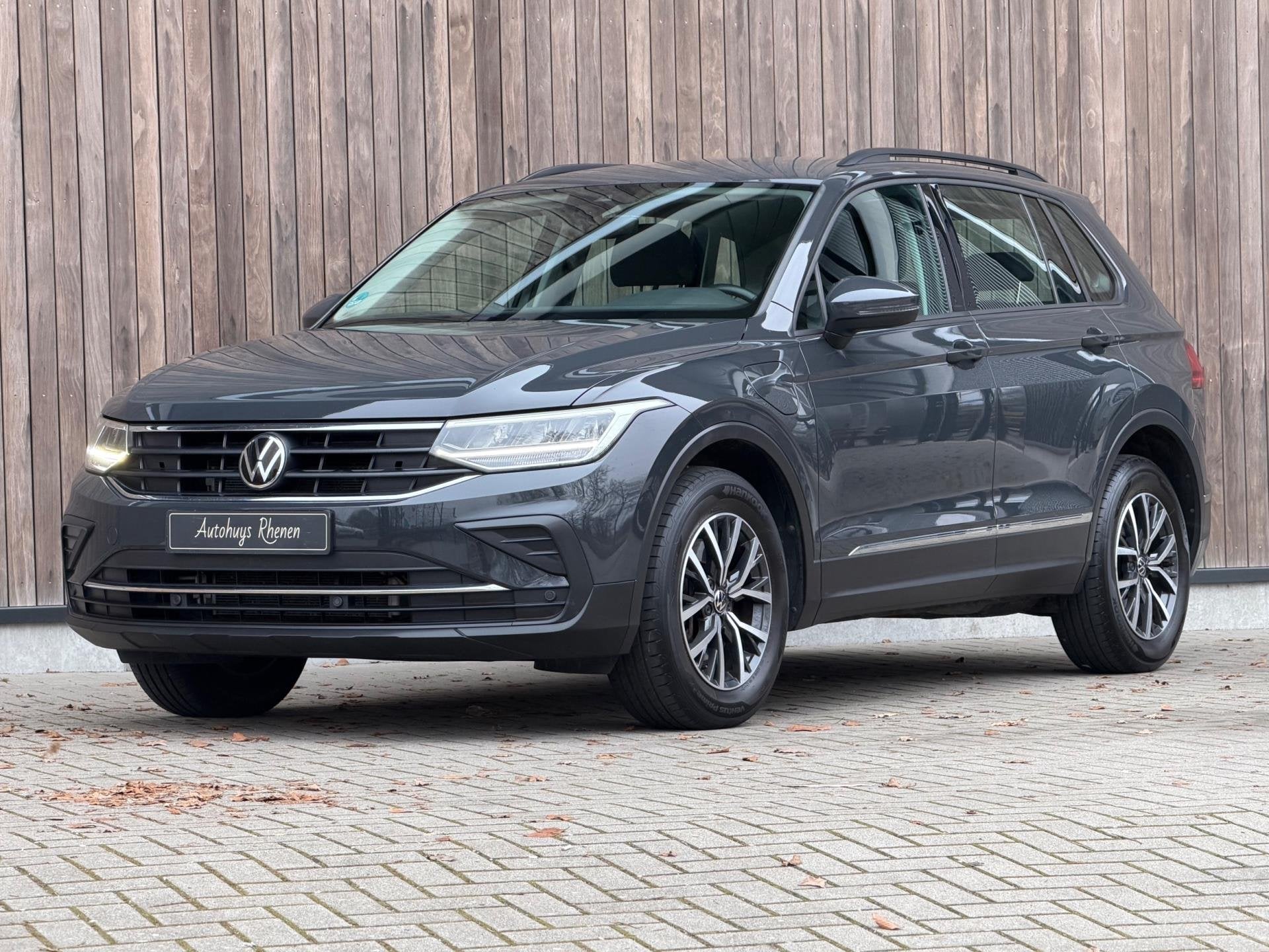 Volkswagen Tiguan 1.4 TSI eHybrid Life / Trekhaak / DH /, Dealer onderhouden, Stof, Hybride Elektrisch/Benzine, 1711 kg