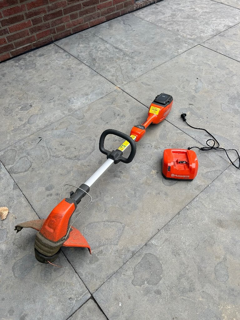 Husqvarna 115iL Electrische grastrimmer met accu en oplader, Ophalen, Gebruikt, Accu, 10 tot 30 cm
