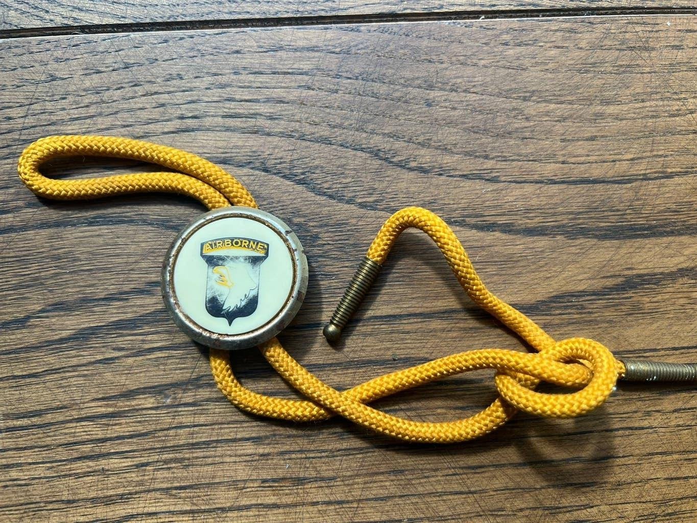 Amerikaans 101st airborne oude reunië speld en lanyard, Amerika, Verzenden, Embleem of Badge