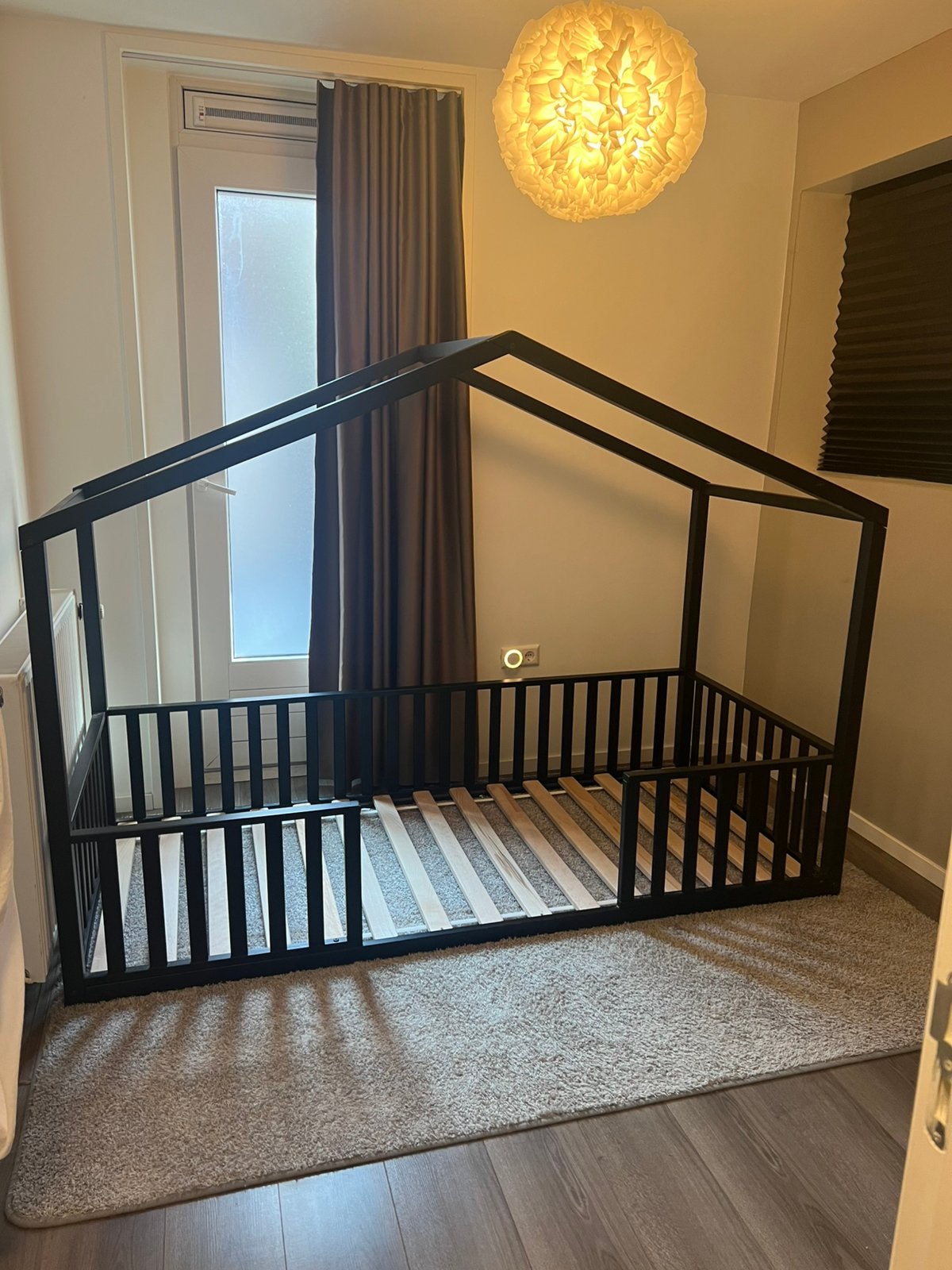 Zwart grondbed, kinderbed, huisbed., Ophalen, Zo goed als nieuw, 180 cm of meer, 85 tot 100 cm