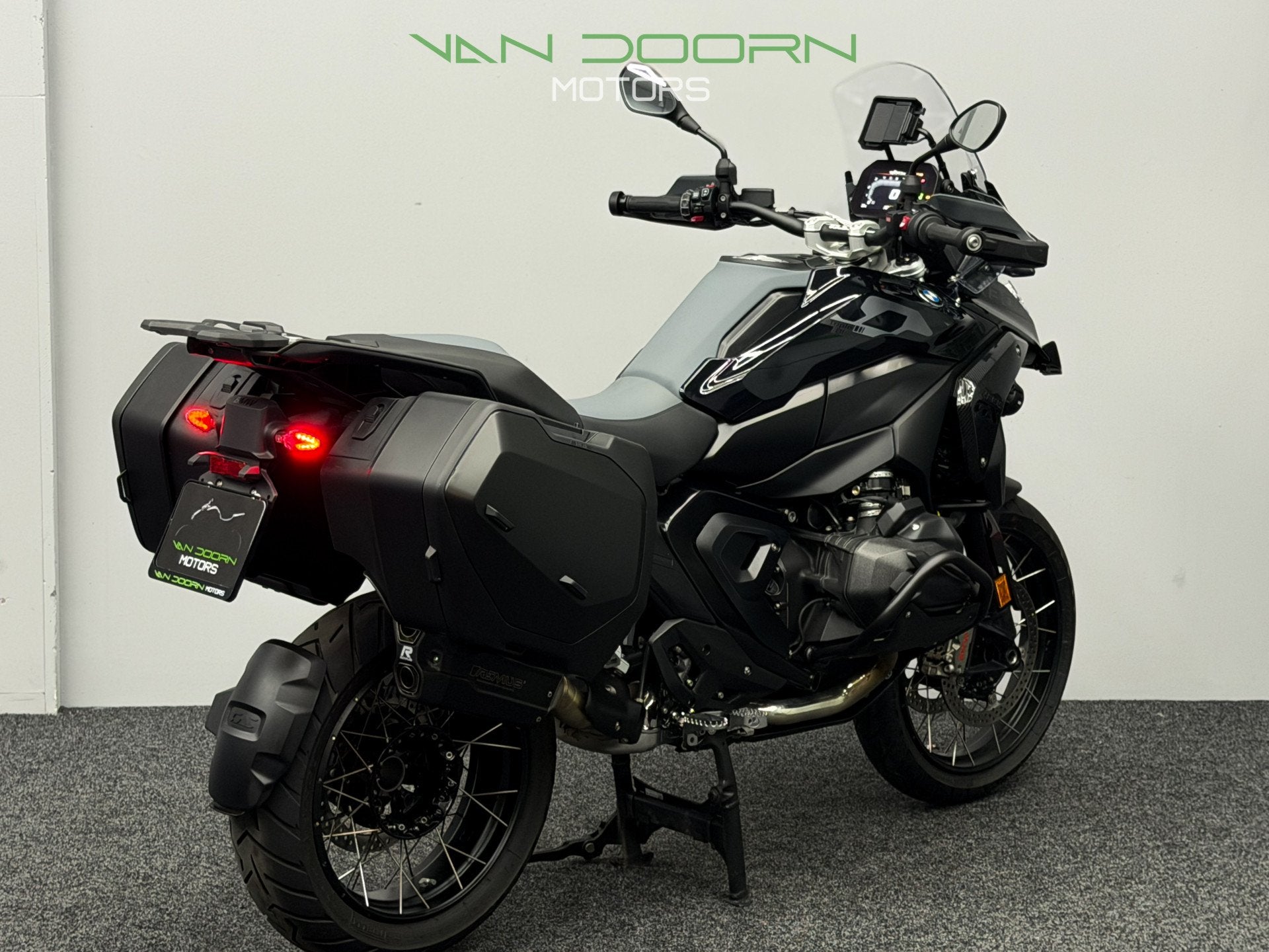 BMW R 1300 GS | Triple Black | BTW | Remus | Koffers | Full, Info@vandoornmotors.nl, Kraaivenstraat 23-5
5048AB  TILBURG, NL, Bedrijf