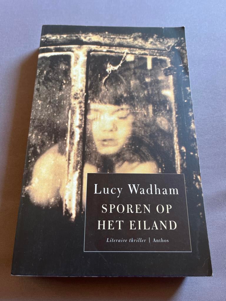 SPOREN OP HET EILAND - Lucy Wadham (Literaire thriller), Ophalen of Verzenden, Gelezen, Europa overig