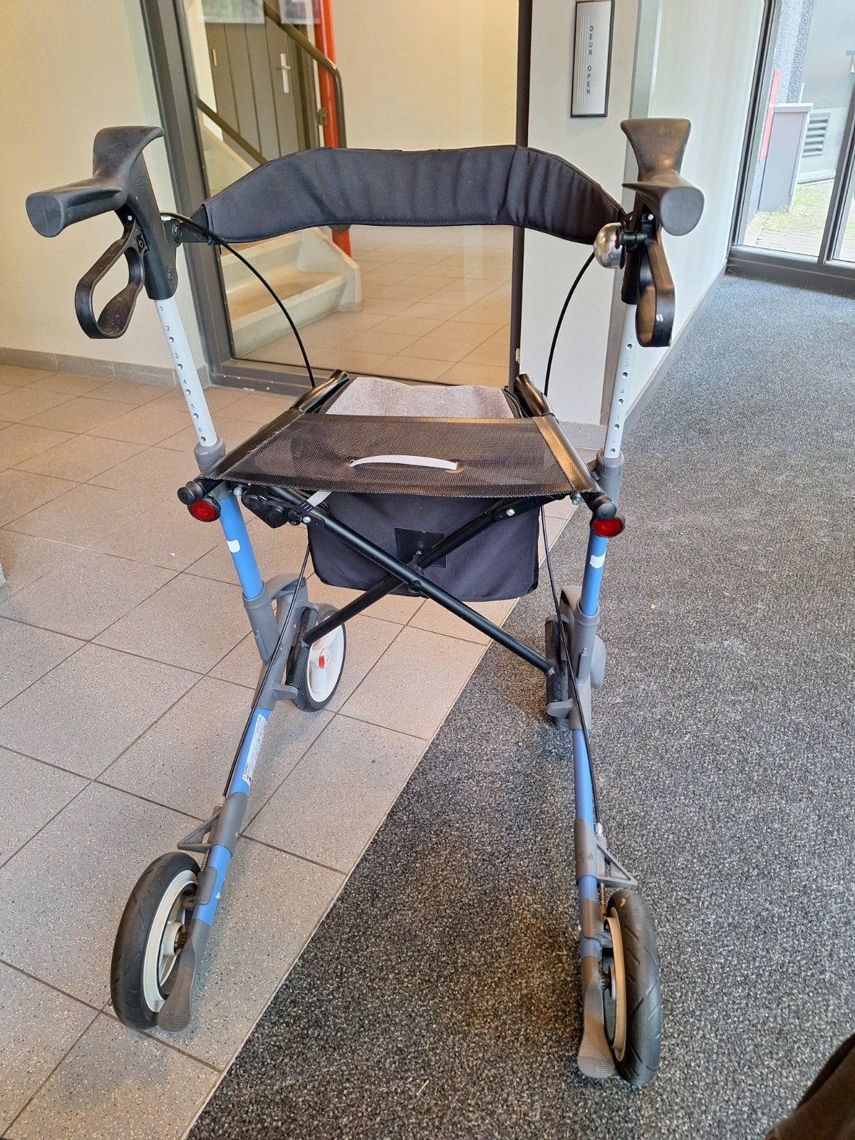Foto 4 van Rollator lichtgewicht aluminium lees beschrijving nieuwstaat