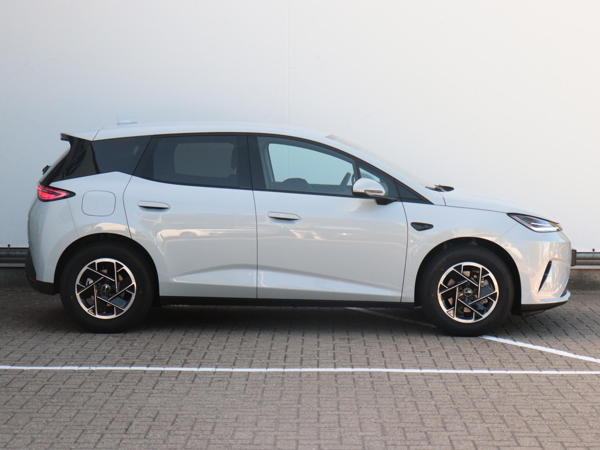 BYD DOLPHIN G 1.5L DM-i Boost | 105km Elektrisch actieradius, Auto's, BYD, Dolphin, Stof, 4 cilinders, Wit