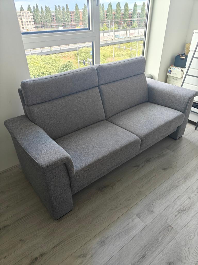 Comfortabele tweezitsbank - Grijs stof - De Bommel, Huis en Inrichting, Banken | Bankstellen, Ophalen, Modern, Comfortabel, 150 tot 200 cm