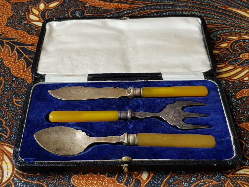 Antiek vork, mes en lepel antiek bestek uit Engeland in etui, Ophalen of Verzenden