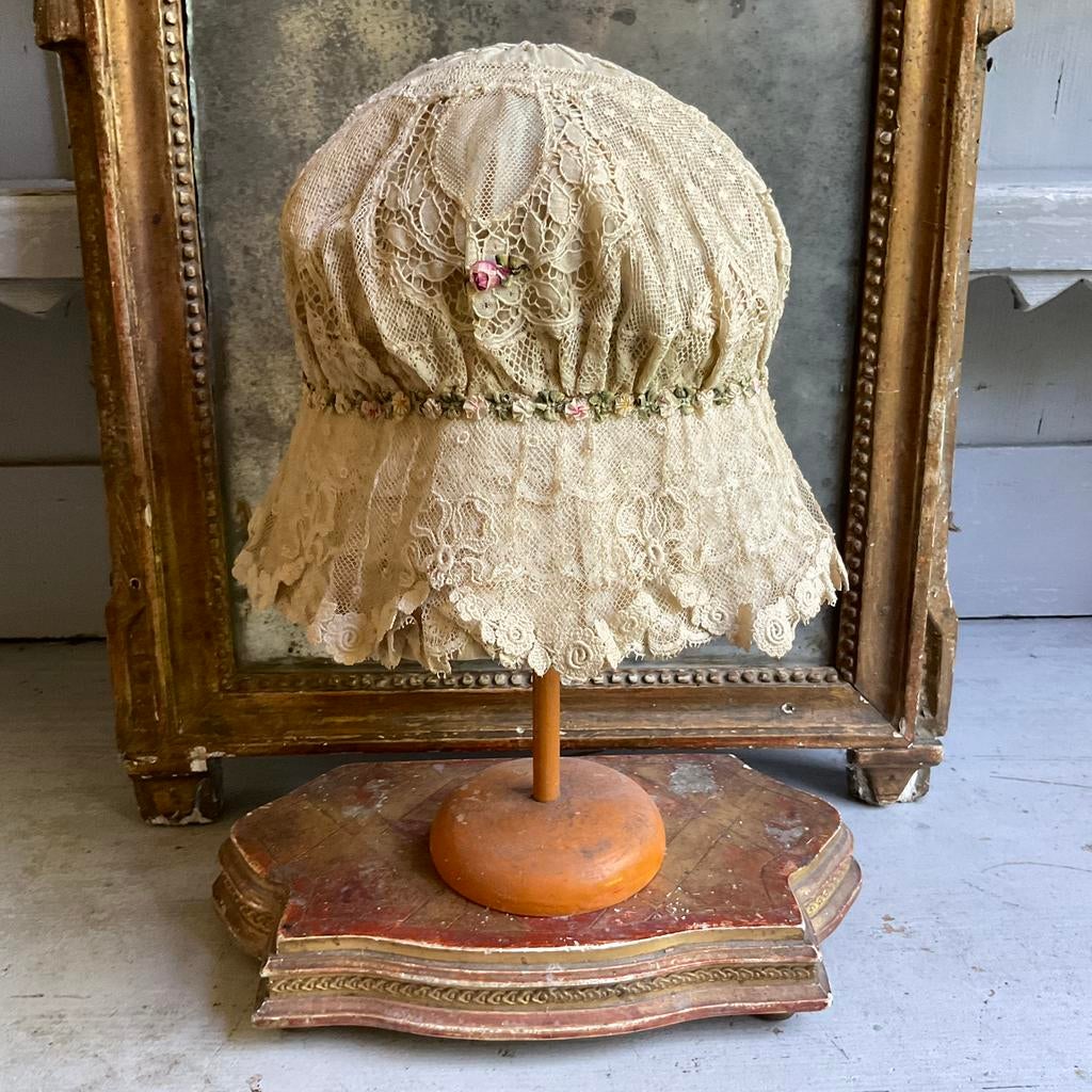 Antieke bonnet *tres jolie duiven*, Antiek en Kunst, Antiek | Kleding en Accessoires, Verzenden