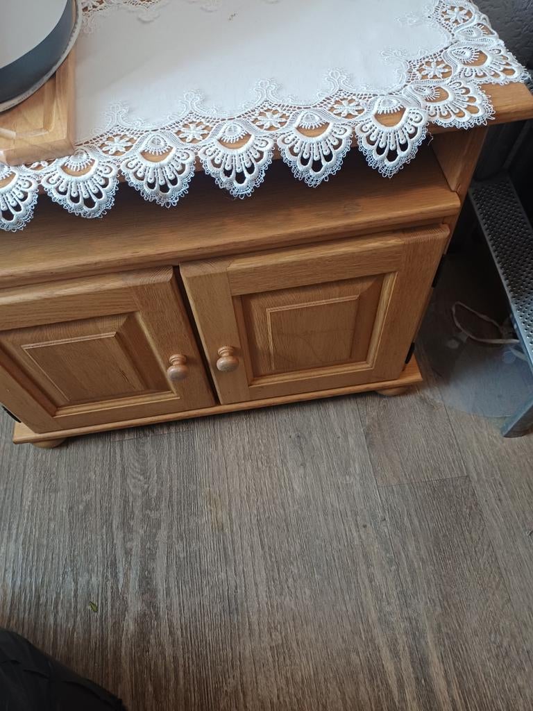 Gratis af te halen: Houten kastje met deuren (78x40x65 cm), Huis en Inrichting, Kasten | Televisiemeubels, Ophalen, Gebruikt, 50 tot 100 cm