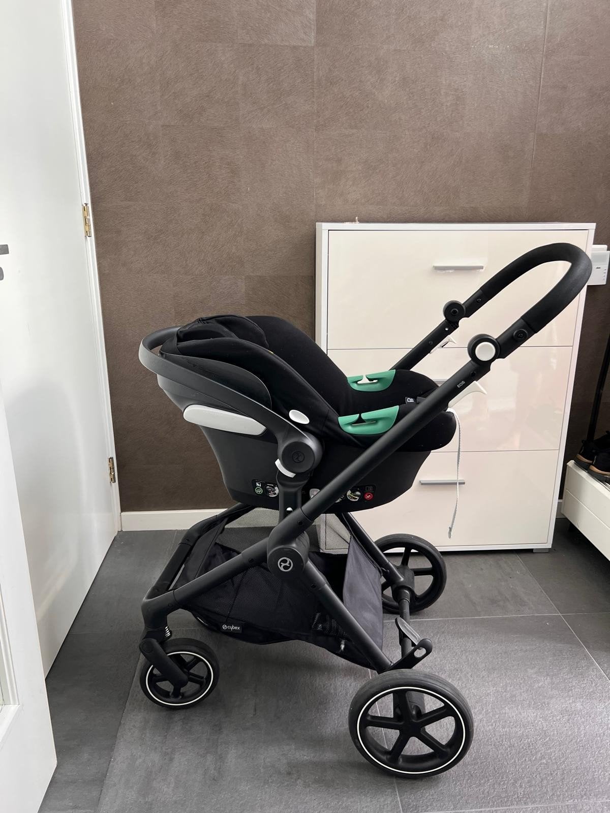 Kinderwagen Cybex Eos Basic Moon Black met Autostoel Aton B2, Kinderen en Baby's, Buggy's, Zo goed als nieuw, Zonnekap, Ophalen
