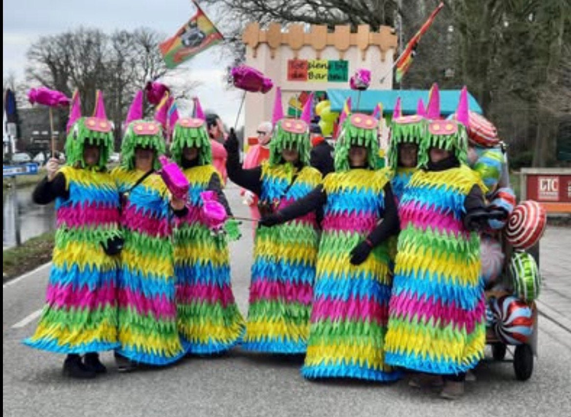 Groep kleurrijke Pinatajurken met grote koppen, Ophalen of Verzenden