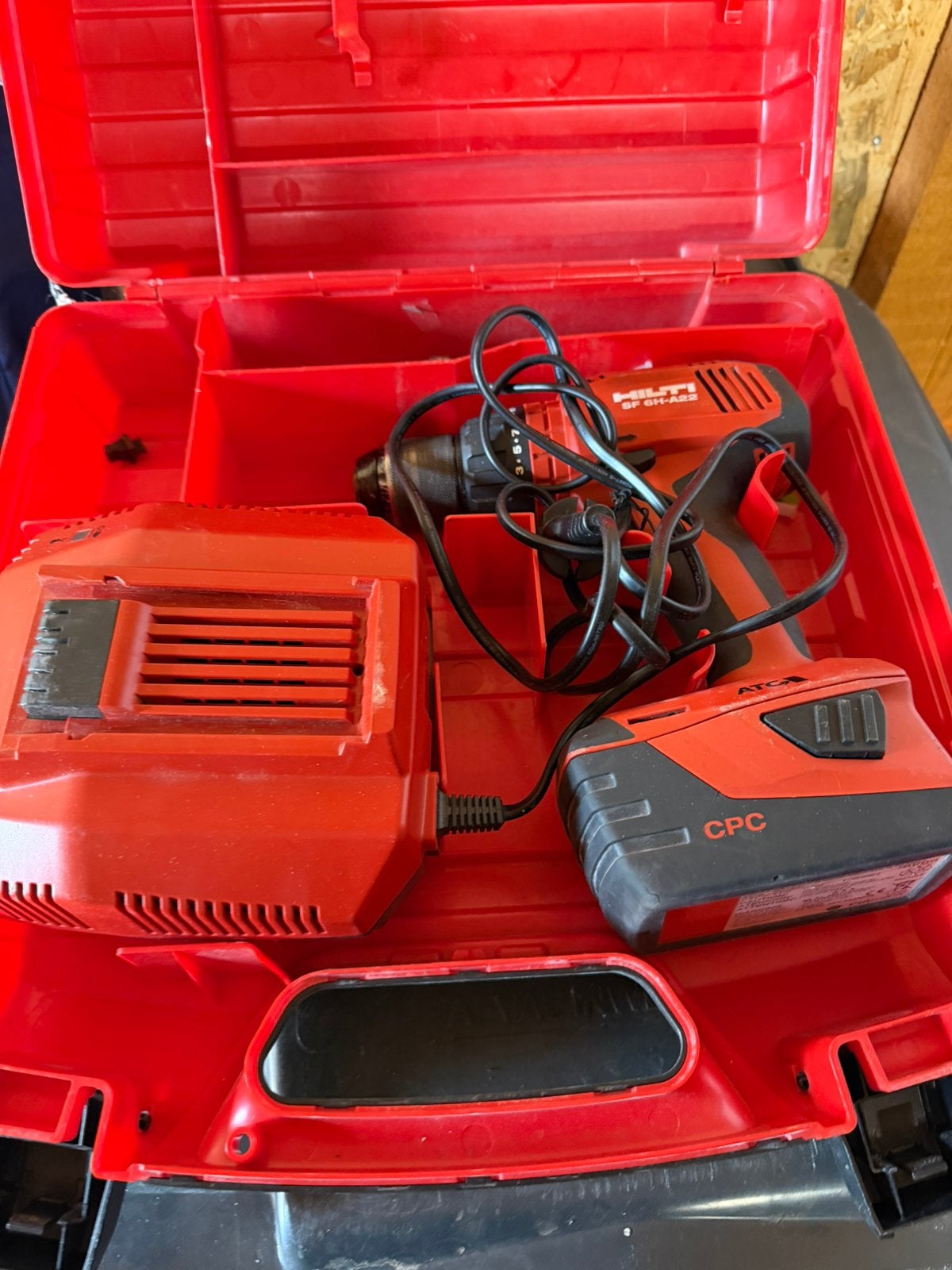 Hilti schroefmachine met lader en accu, 600 watt of meer, Ophalen of Verzenden, Klopboormechanisme, Zo goed als nieuw