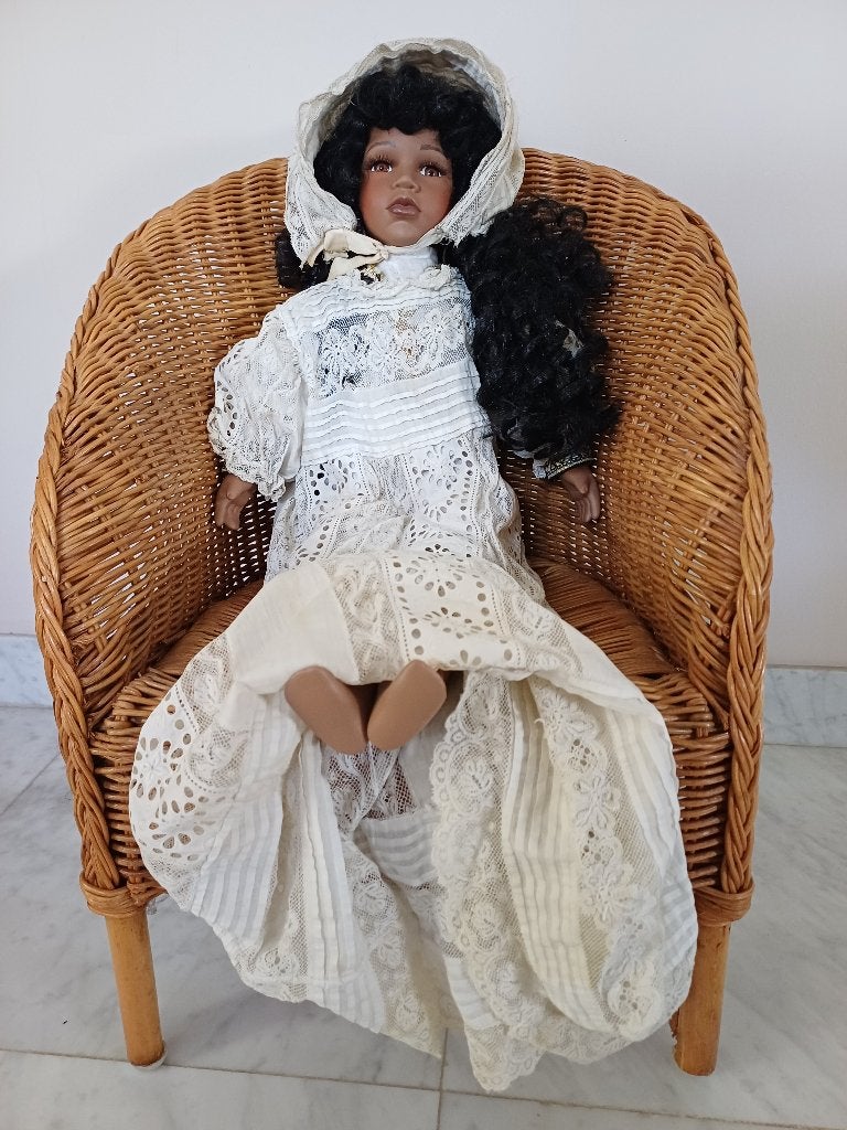 Porseleinen pop, Black Baby Doll, met antieke doopjurk, Ophalen, Zo goed als nieuw, Pop, Levensecht of Reborn