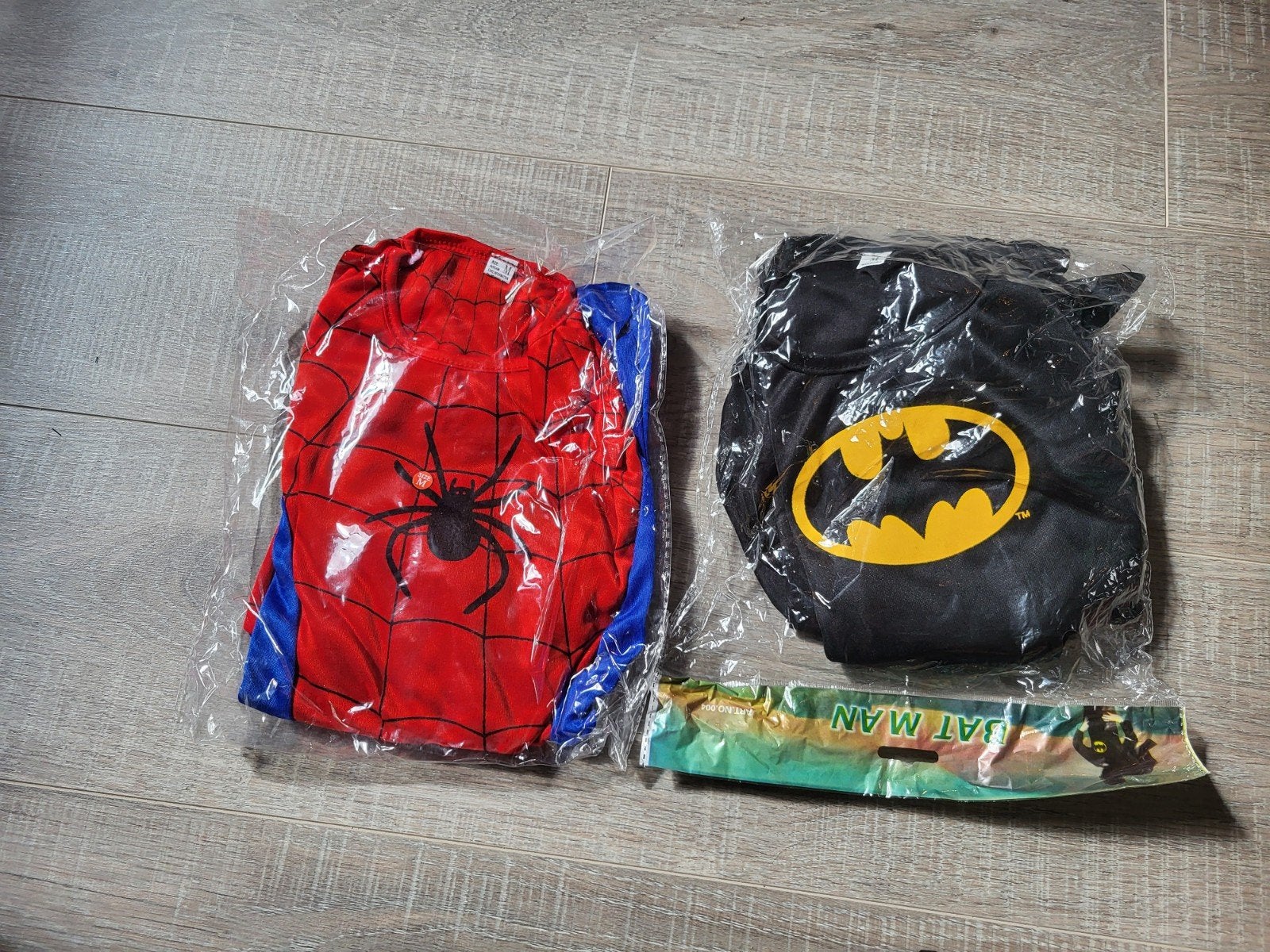 Spider-Man en Batman Verkleedpakkes - Nieuw in verpakking, Kinderen en Baby's, Carnavalskleding en Verkleedspullen, Ophalen of Verzenden