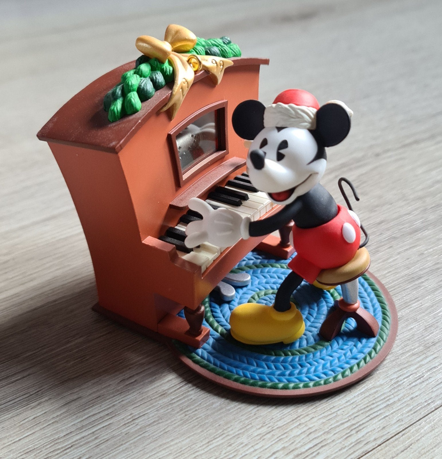 Hallmark Keepsake piano player Mickey Disney kerstornament, Ophalen of Verzenden, Mickey Mouse, Zo goed als nieuw, Beeldje of Figuurtje