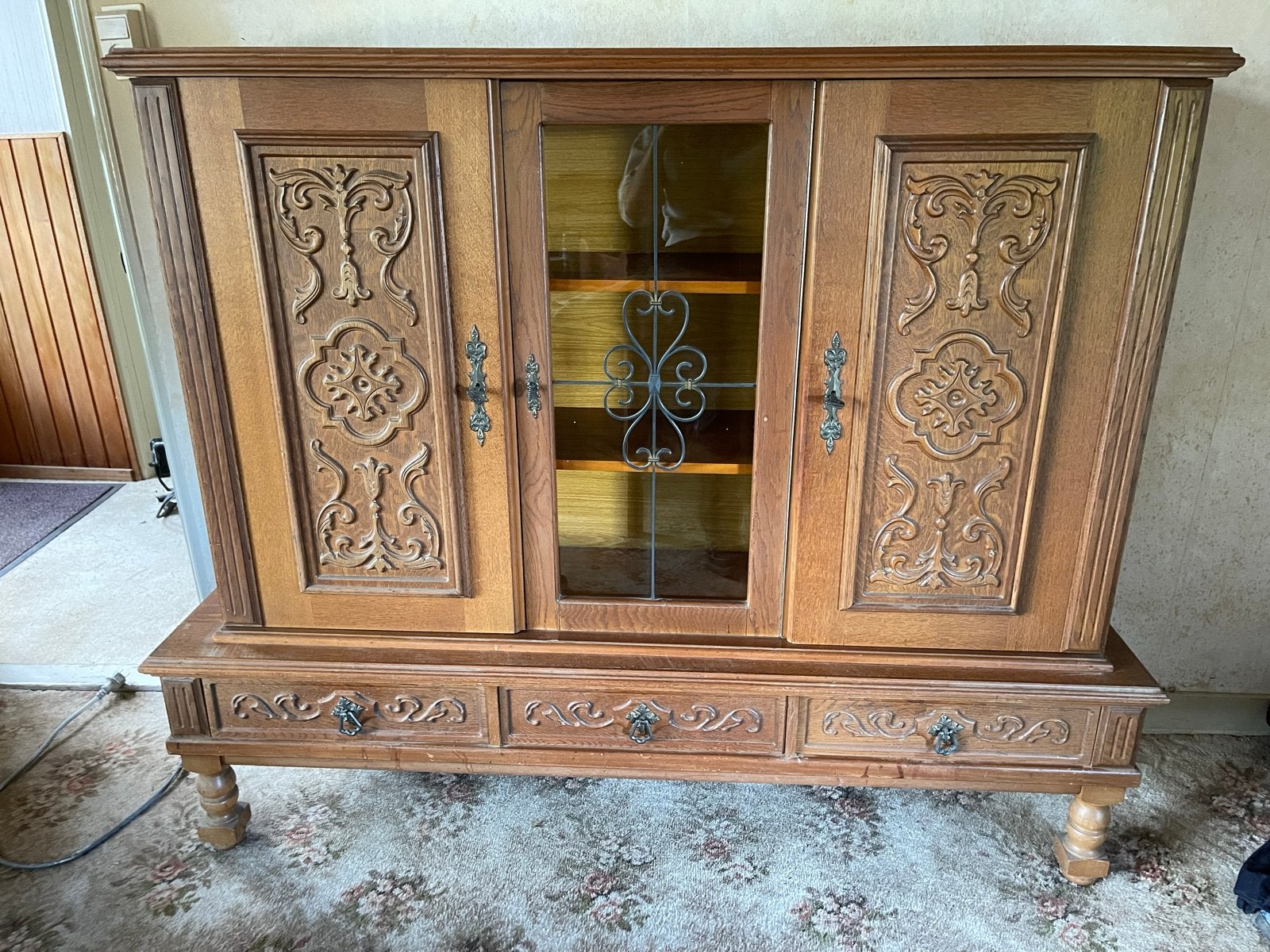 Antieke houten kast met lades en vitrine, Ophalen