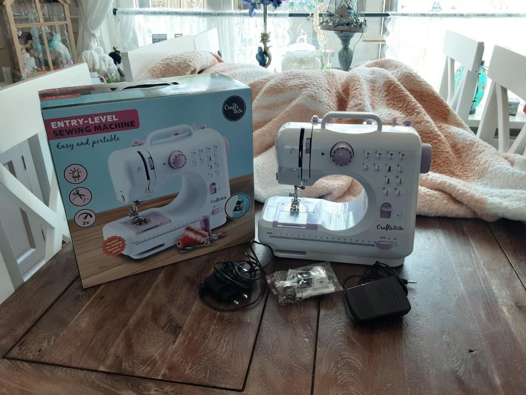 Crafts & Co Naaimachine met Tas dit weekend €40., Ophalen of Verzenden, Zo goed als nieuw, Naaimachine, Overige merken