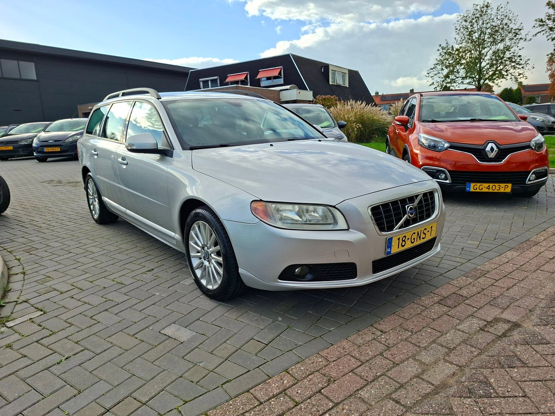 Volvo V70 2.4D Momentum / AUTOMAAT / APK t/m juli 2027, Auto's, 163 pk, Diesel, Euro 4, Zilver of Grijs
