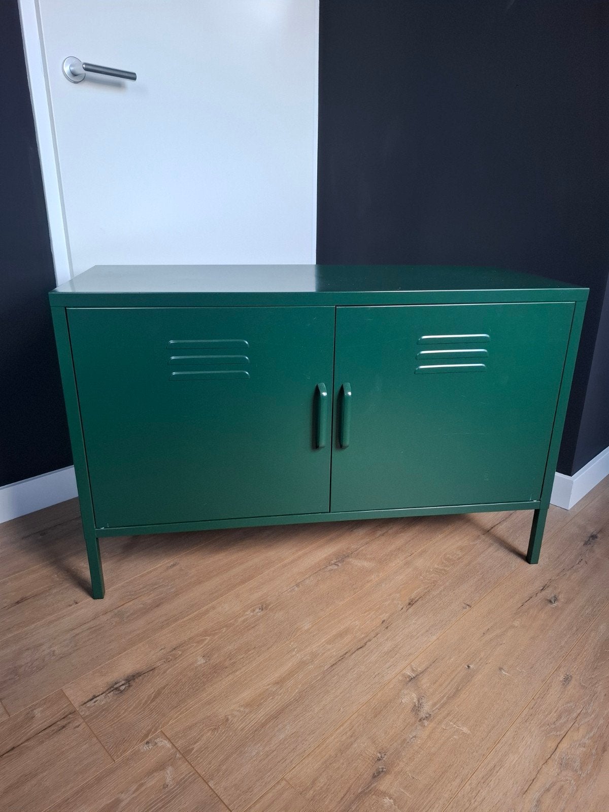 Groene metalen kast met 2 deuren en planken, Ophalen, Gebruikt