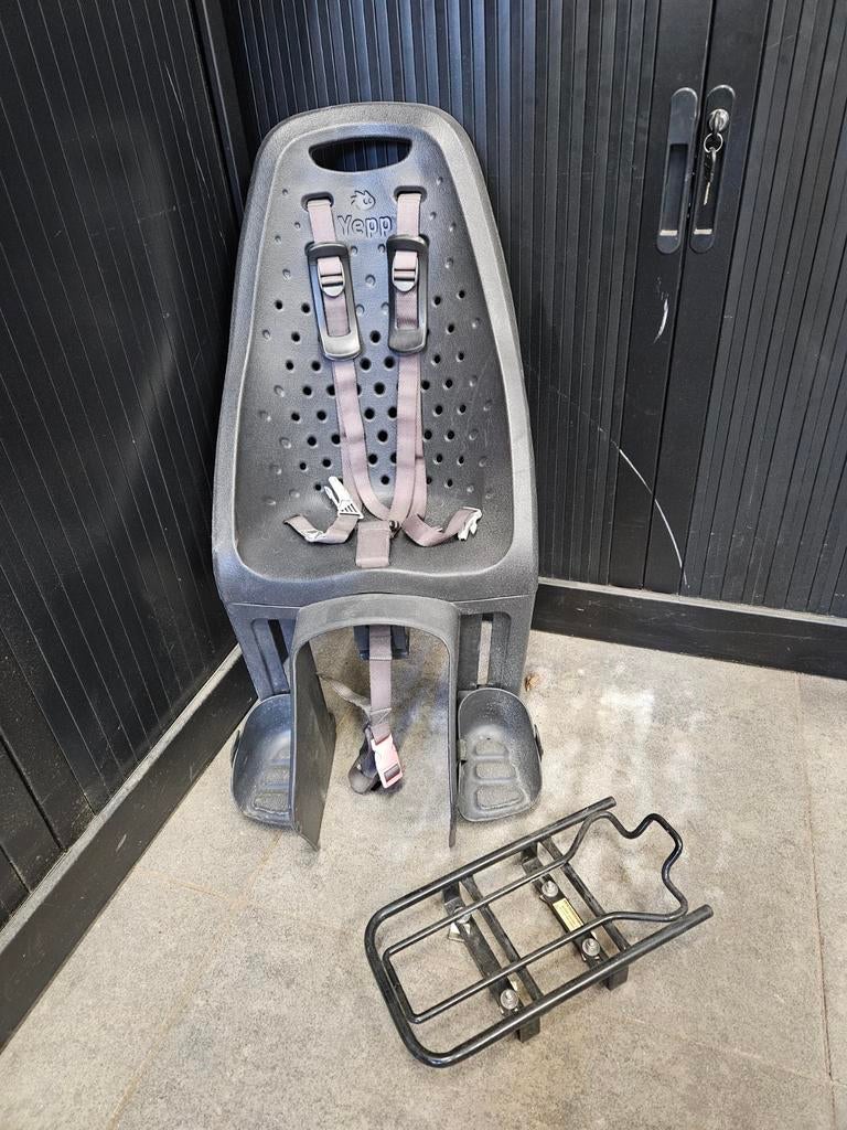 Fietsstoeltje Yepp Maxi zwart met Easyfit drager, Ophalen