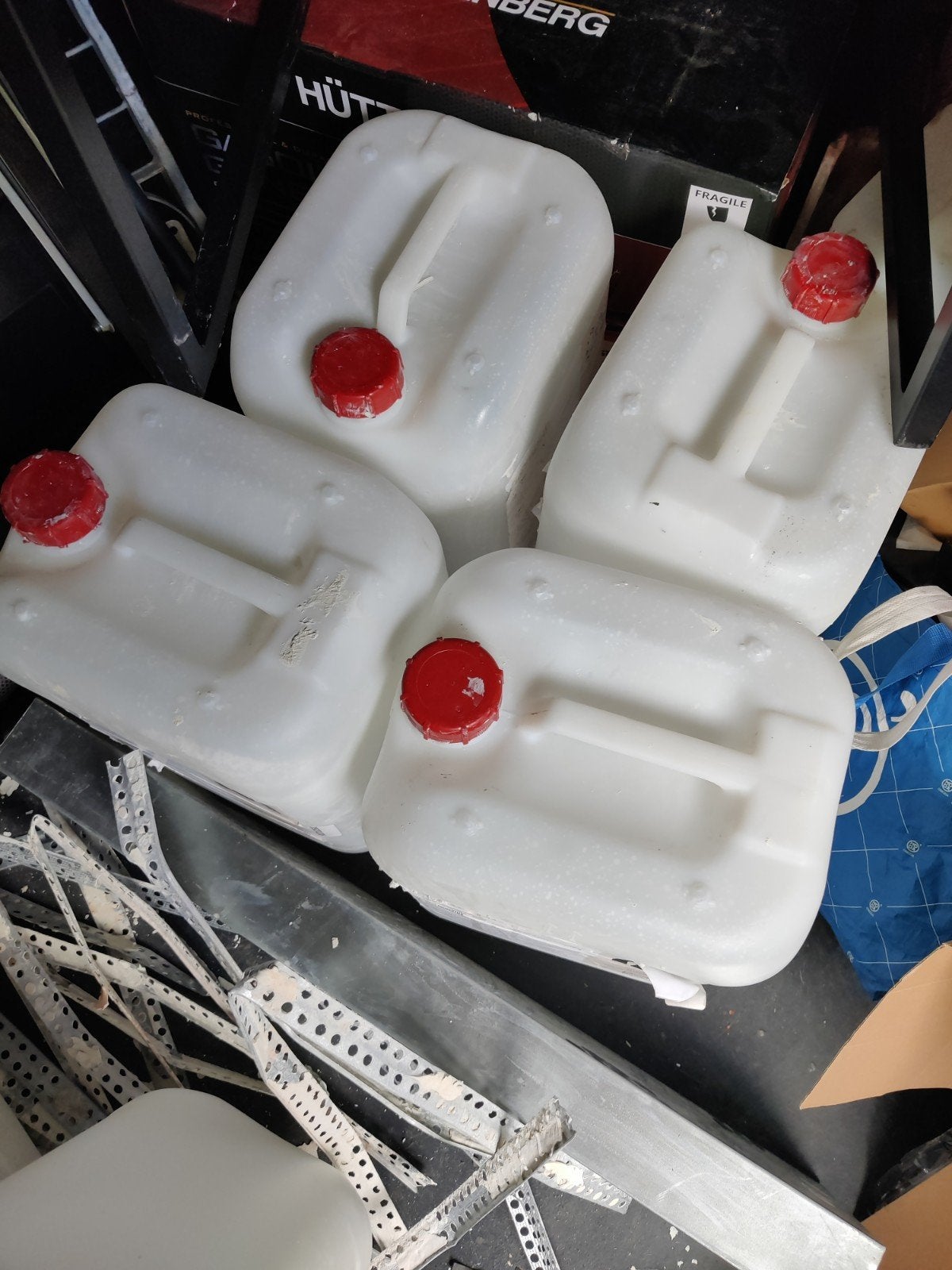Witte jerrycans met rode doppen (6 stuks), Ophalen of Verzenden, Gebruikt