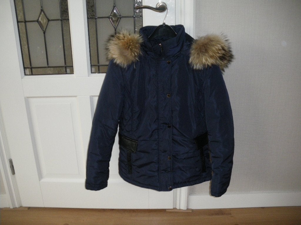 zgan hele leuke blauwe winter jas capuchon cmp55 mt 38/40, Kleding | Dames, Jassen | Winter, Ophalen of Verzenden, Zo goed als nieuw