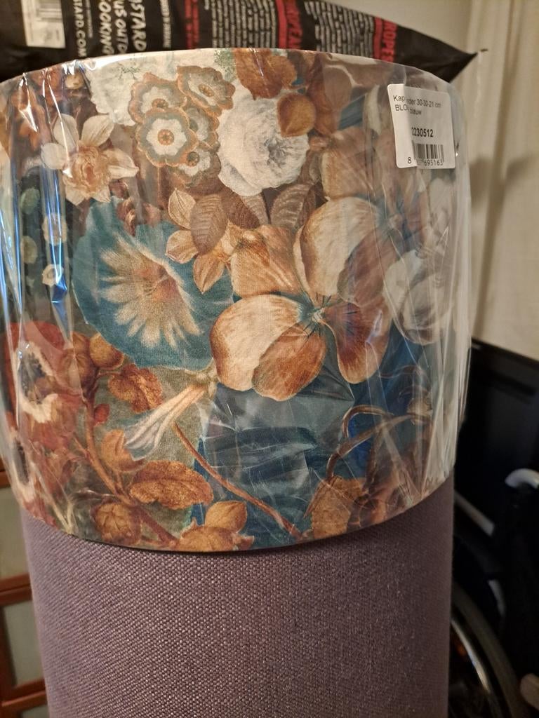Lamp met nieuwe kap erbij zilverkleurige poot., Ophalen, 50 tot 75 cm