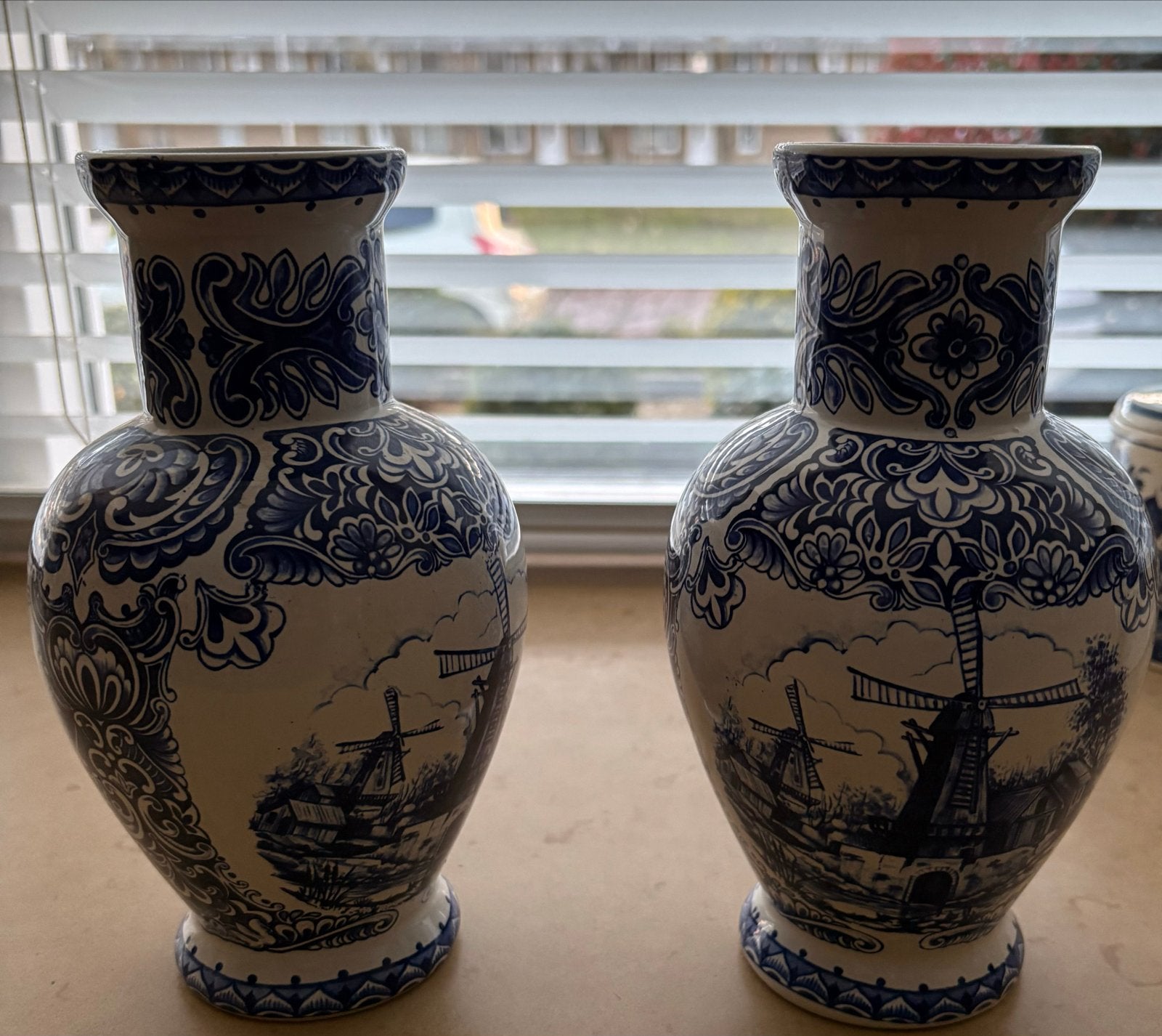 Set van 2 Delfts Blauw vazen met molenlandschap, Antiek en Kunst, Ophalen