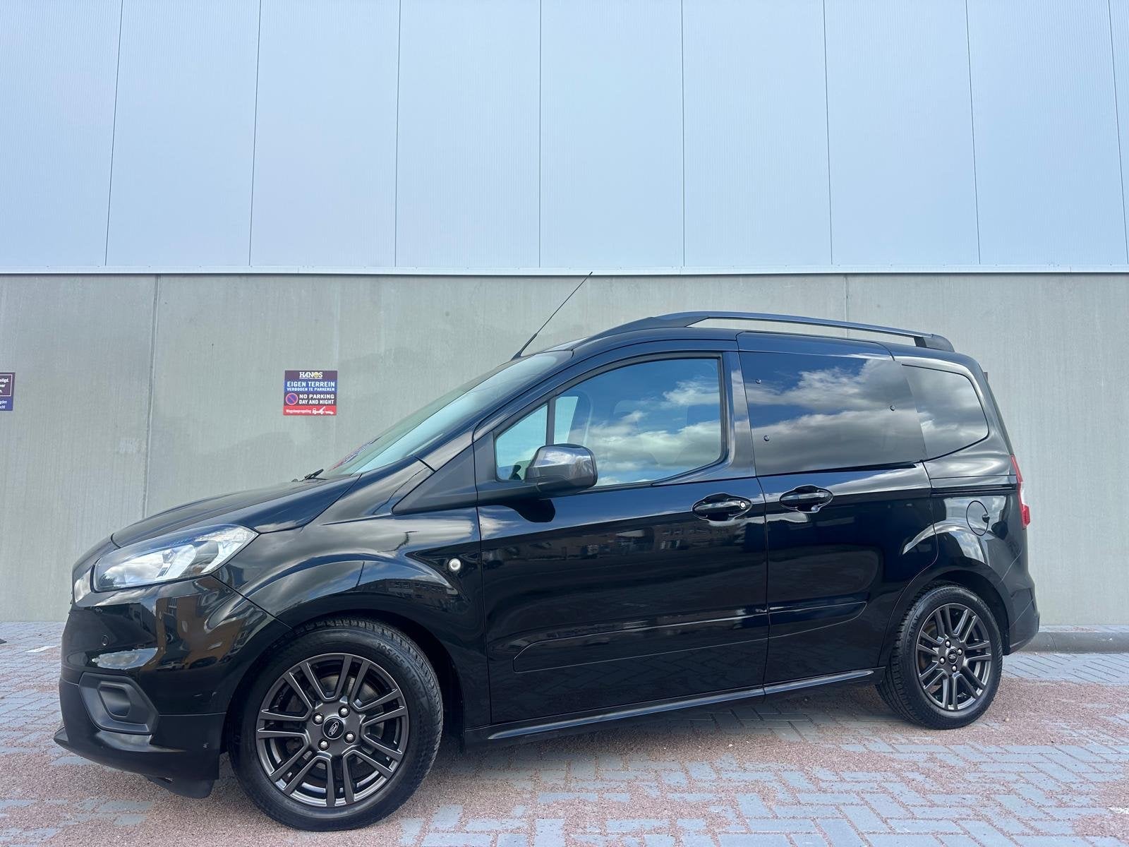 Ford Tourneo Courier 1.0 Titanium Distributieriem Vervangen,, Auto's, Voorwielaandrijving, 101 pk, Gebruikt, Zwart