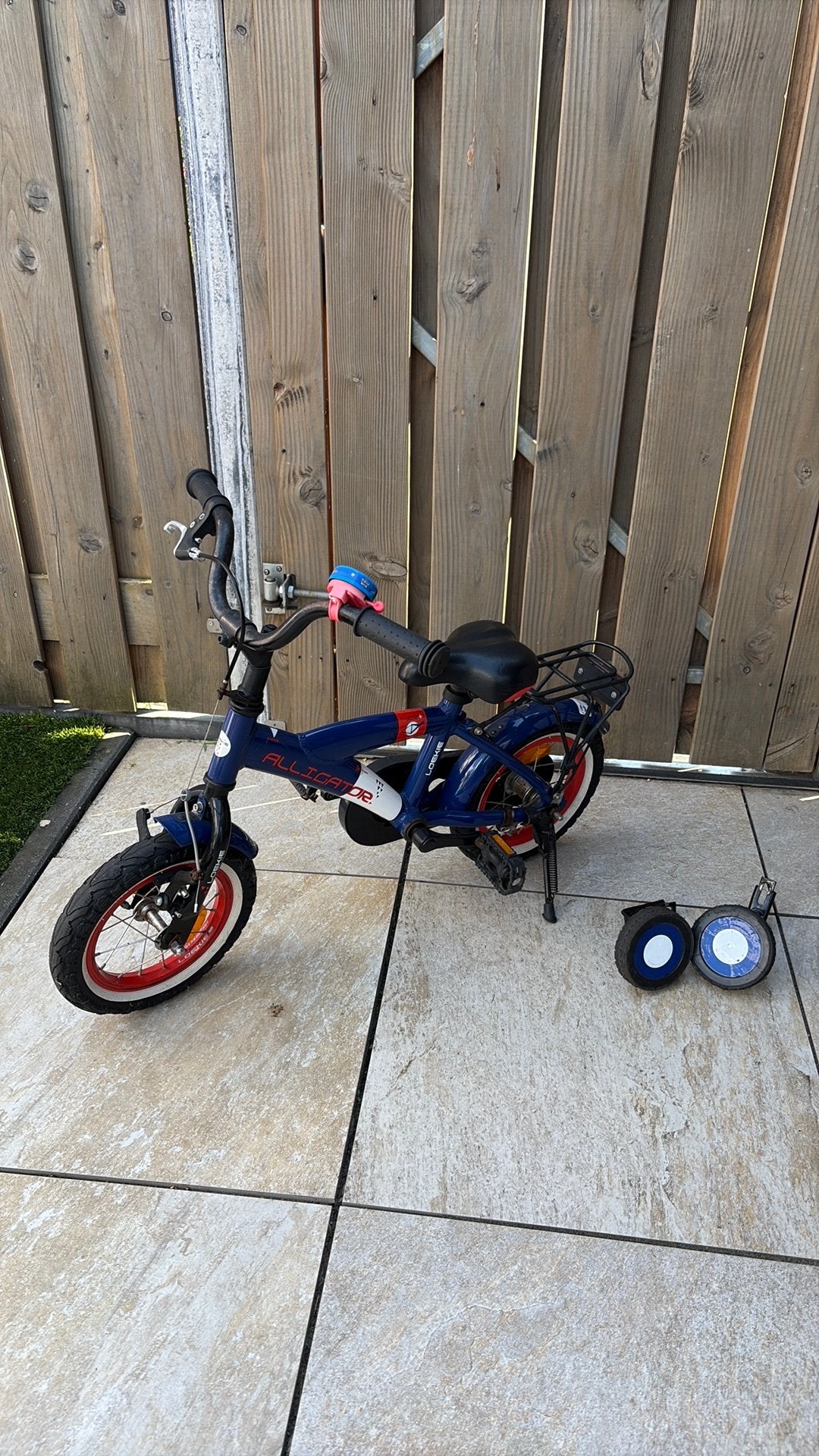 Kinderfiets Loekie 12 inch, Ophalen, Zo goed als nieuw, Minder dan 16 inch, Zijwieltjes
