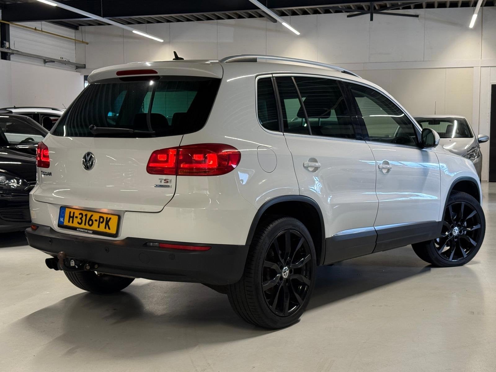 Volkswagen Tiguan 1.4 TSI 150PK Sport&Style Carplay|Trekhaak, Voorwielaandrijving, Euro 5, 15 km/l, Zwart