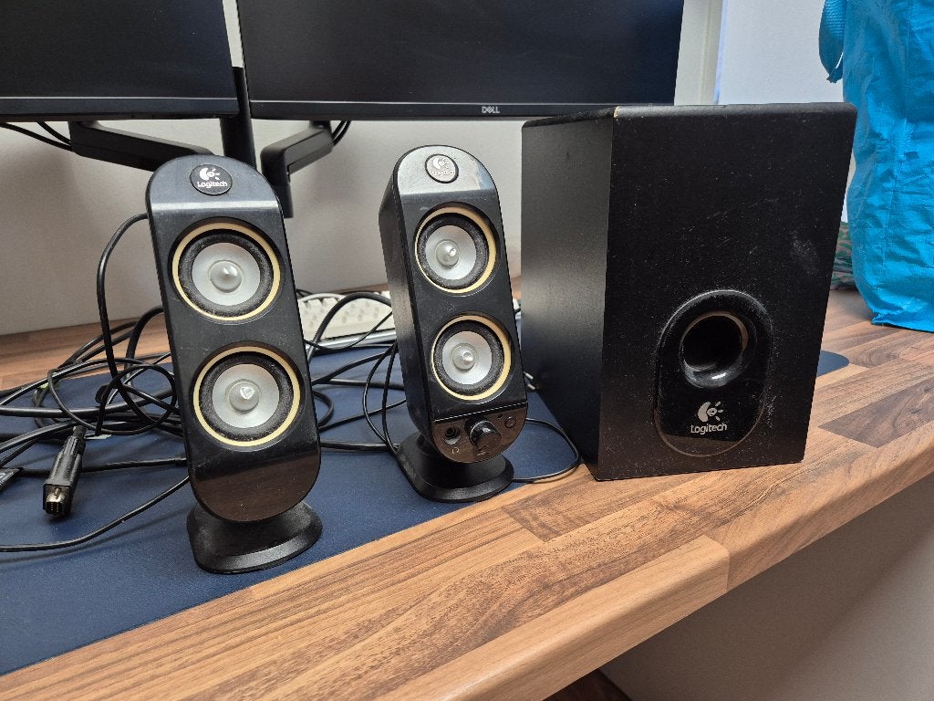 Logitech X-230 speaker set, Computers en Software, Pc speakers, Ophalen, Zo goed als nieuw, Audiokanaal 2.1, Logitech (speakers), Neovo (monitor)