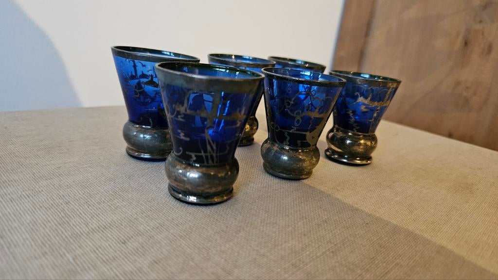 6 kobaltblauwe borrelglaasjes met zilveren opdruk, Verzamelen, Glas en Borrelglaasjes, Ophalen of Verzenden