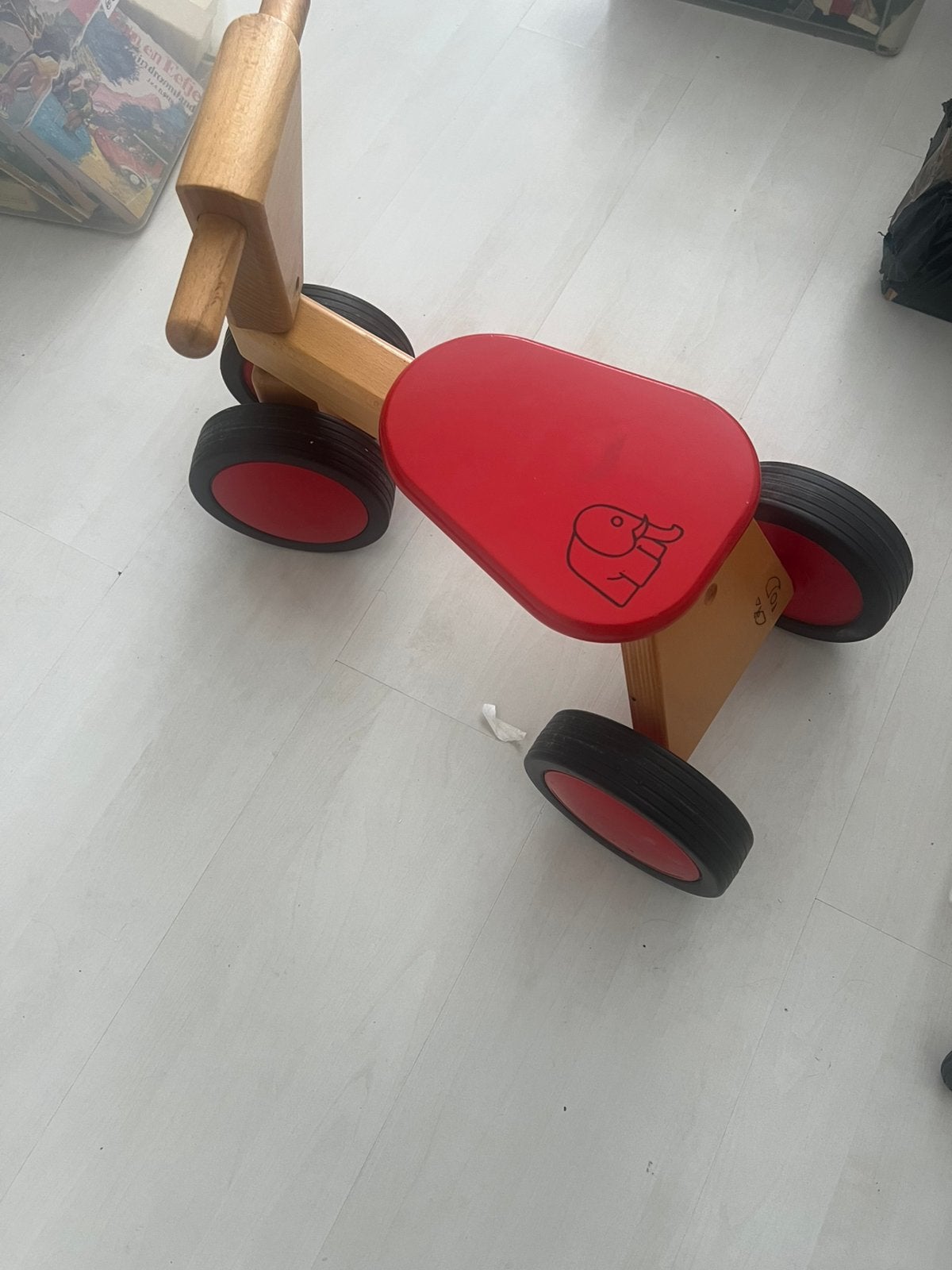 Leuke houten kinderloopfiets met 4 wielen – rood zadel, Ophalen, Zo goed als nieuw, Loopfiets
