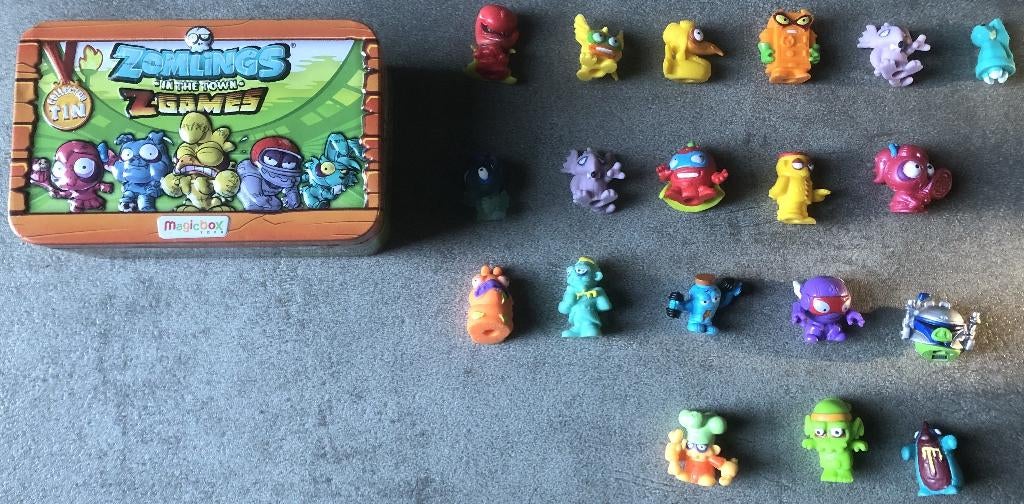 MAGIC BOX TOYS - ZOMLINGS - COLLECTOR TIN MET 19 FIGUURTJES, Verzamelen, Speelgoed, Ophalen of Verzenden, Zo goed als nieuw